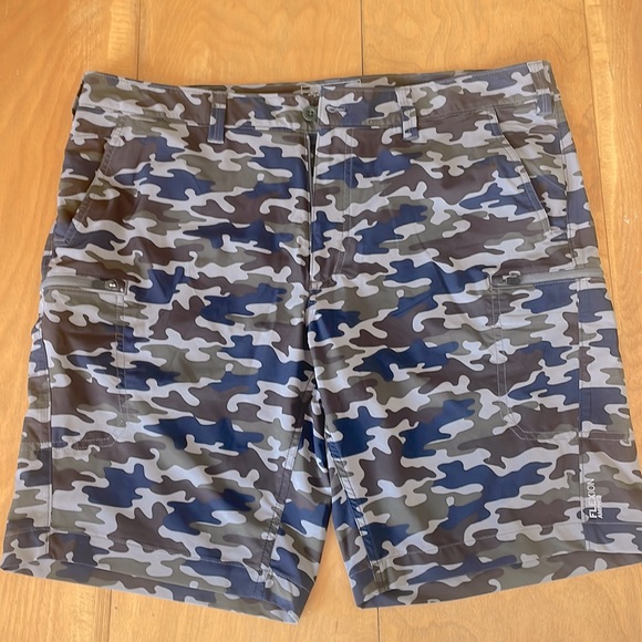 Mens Eddie Bauer Camo stretch shorts - light weight with multiple pockets EUC - Picture 1 of 6